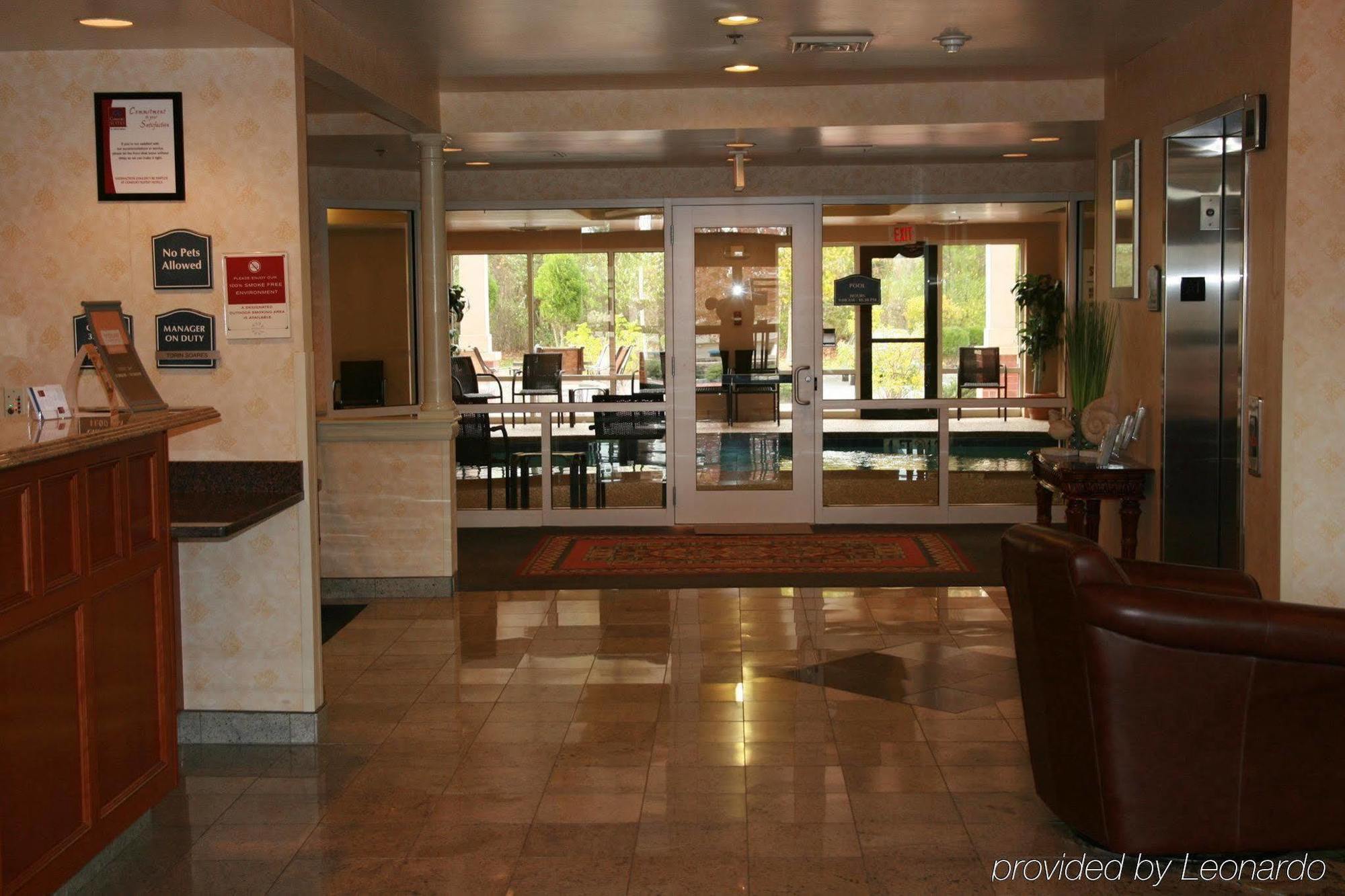 Comfort Suites West Warwick - Providence Exterior photo
